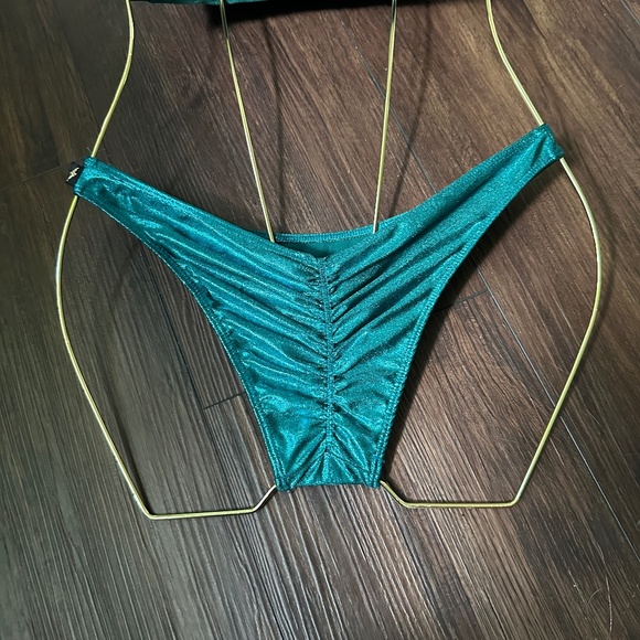 Cleo The Hurricane Heartbreaker and Scanty Scrunch Bum Set - Picture 7 of 7